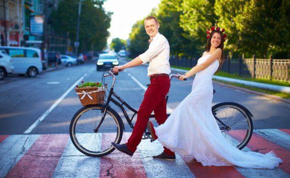 свадебная фотосессия летом на велосипедах