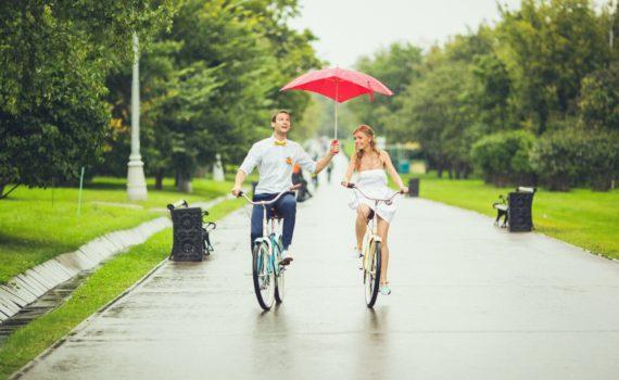 свадебная летняя фотосессия на велосипедах