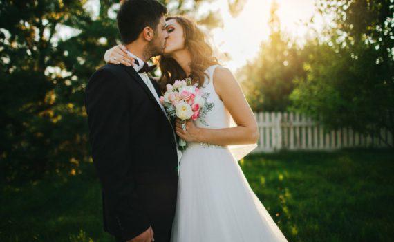 свадебная летняя фотосессия поцелуй