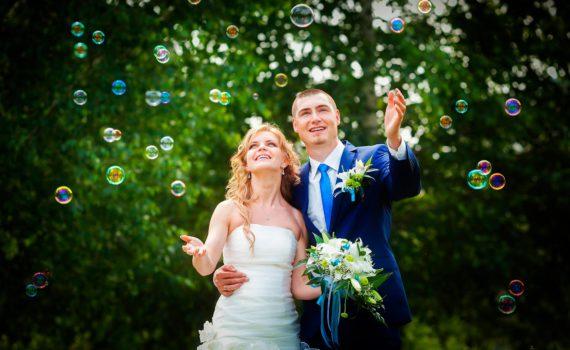 с мыльными пузырями свадебная фотосессия летом