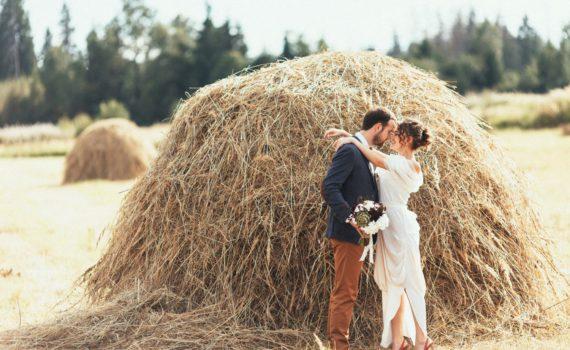 летняя свадебная фотосессия с стогом сена