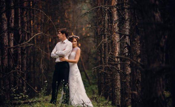 в лесу свадебная фотосессия летом