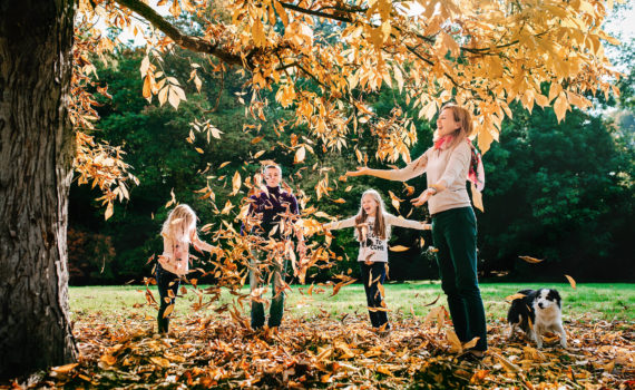 игра с листвой семейная фотосессия осенью