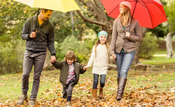 семейная фотосессия с зонтом осенью