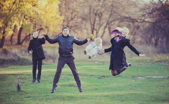 в прыжке семейная фотосессия осенью