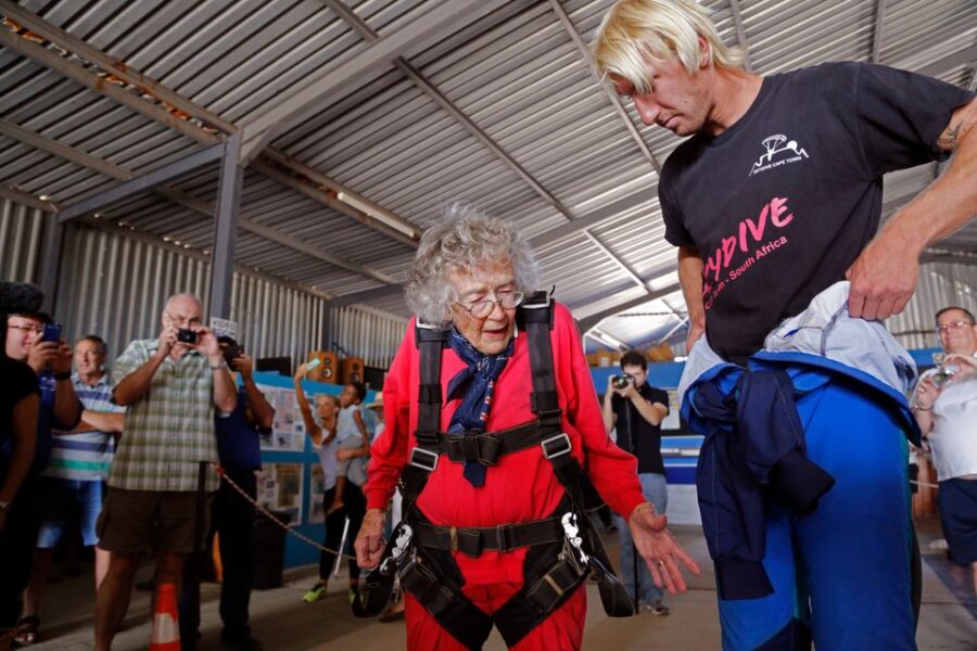 100-летняя парашютистка Джорджина Харвуд